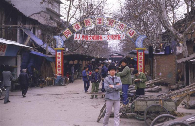 这是一组反映改革开放初期农贸市场情景的老照片,生动再现了当年赶集