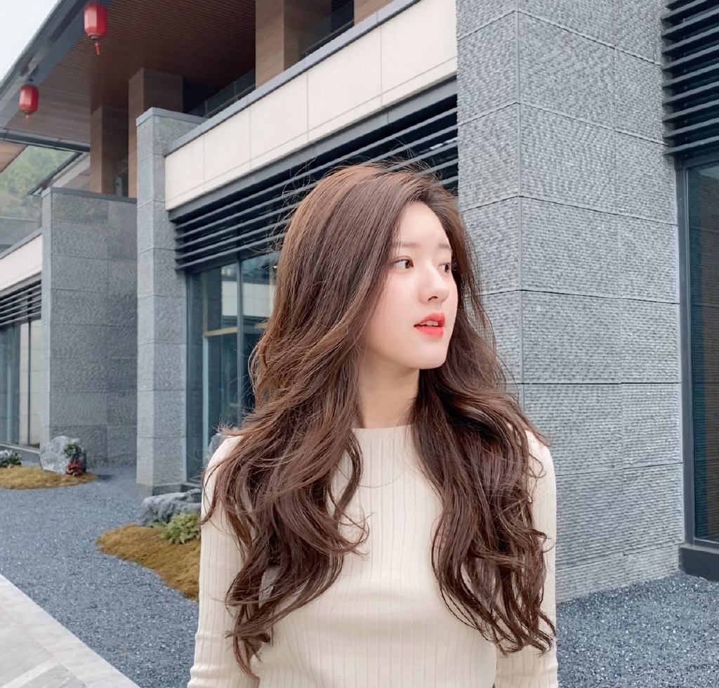 女演员赵露思俏皮可爱私服街拍