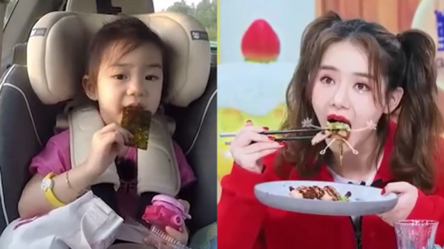 戚薇女儿lucky疯狂进食，吃完不忘舔手指，母女姿势如出一辙