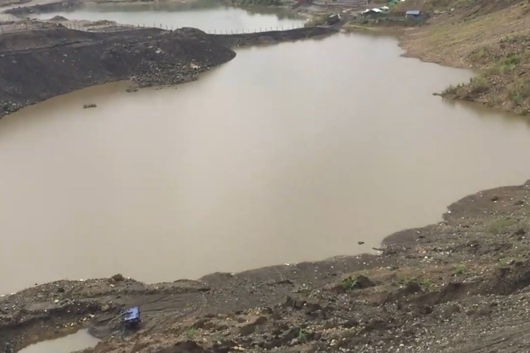 实拍雨后的缅甸翡翠矿区，因担心塌方造成人员伤亡，全面停工！