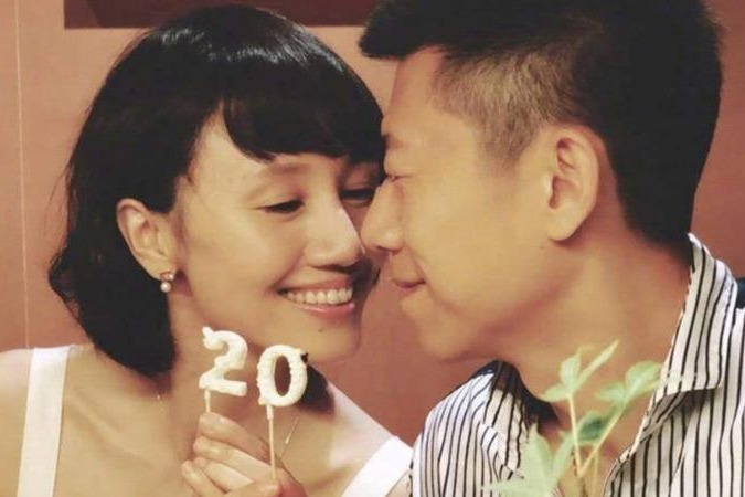 夏雨袁泉罕见同框秀恩爱，夏雨表演魔术，袁泉全程望夫眼变小迷妹