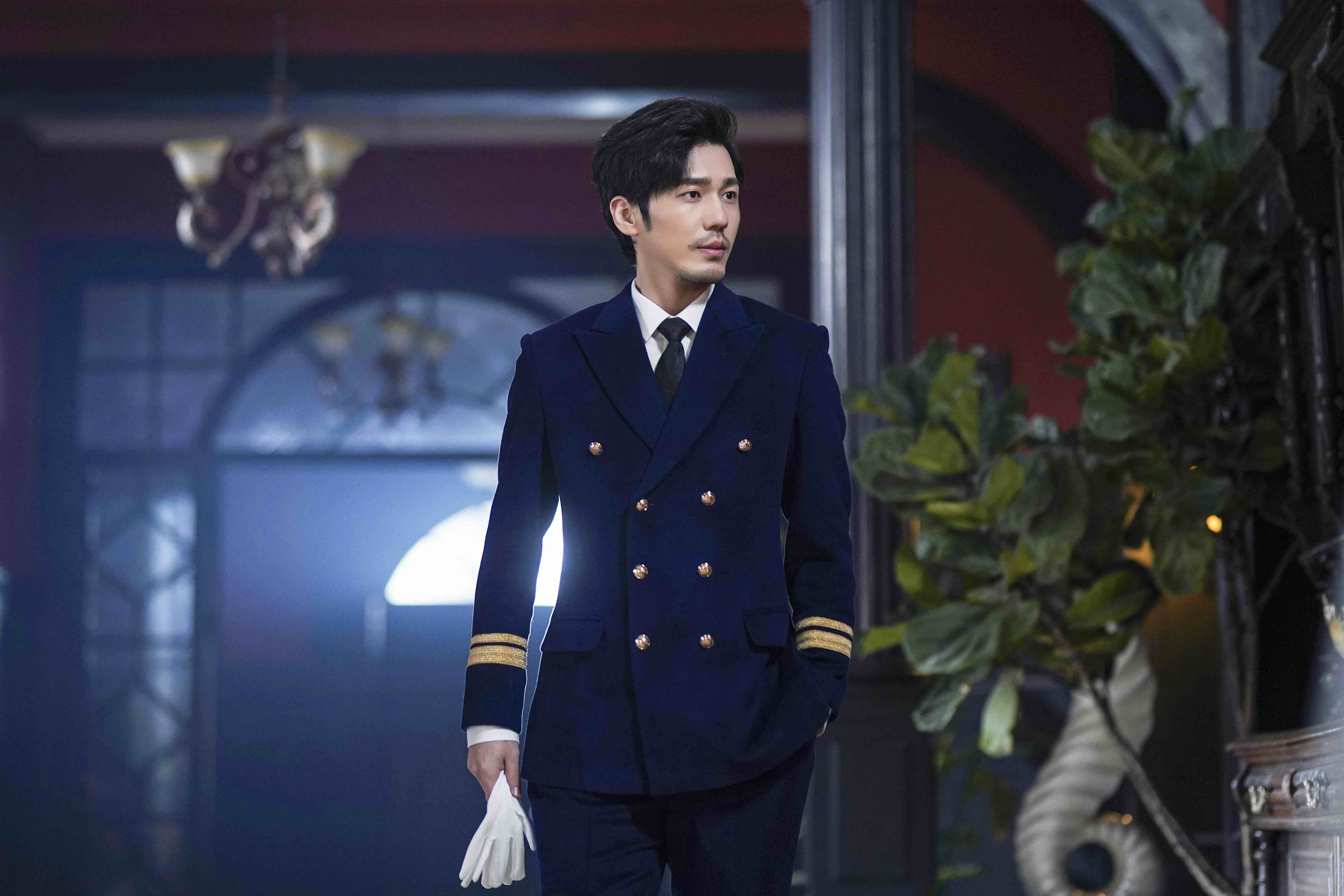 在前两天播出的剧集中,白宇饰演的白起西服造型众多,现代西装制服绅士