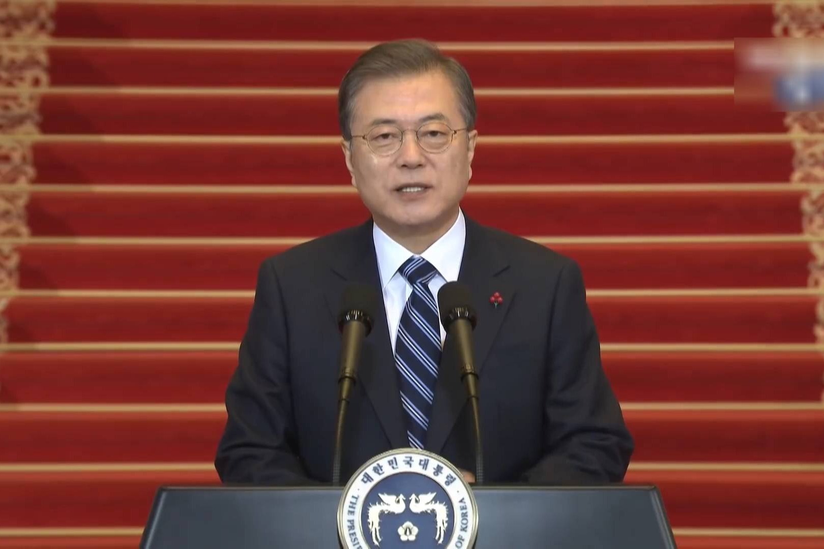 中日韩三国峰会昨天拍摄的韩国总统文在寅