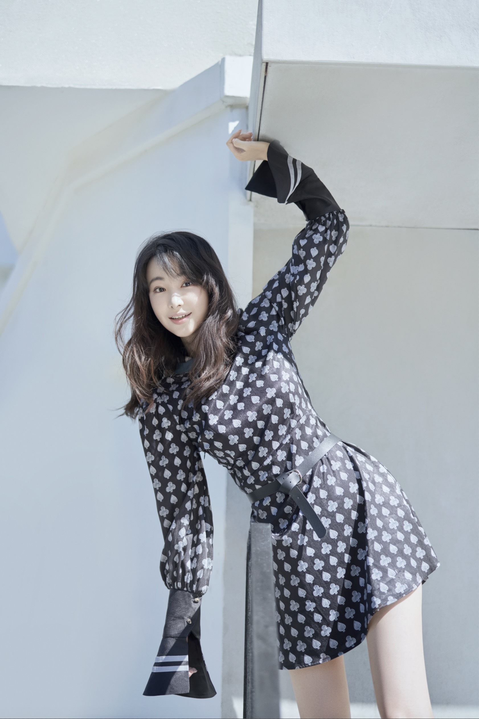 演员林静冬日最新写真 化身黑桃queen少女感十足