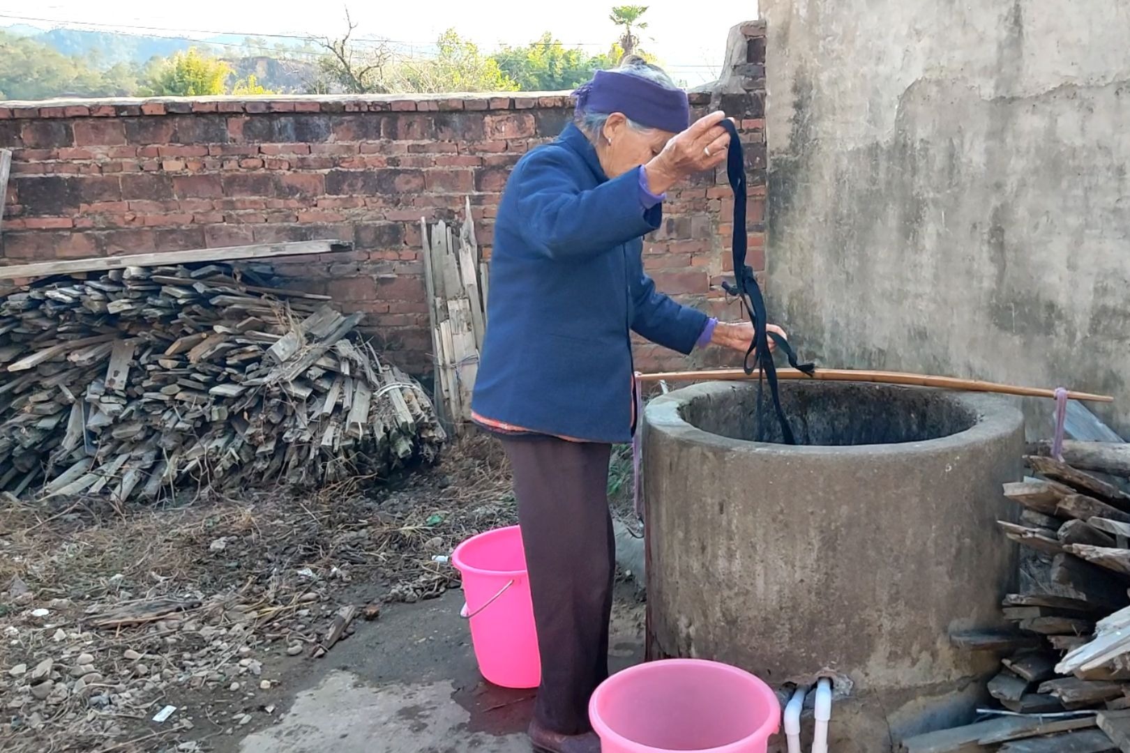 農村水井水質好每次路過井邊就會渴都會想打桶水來喝