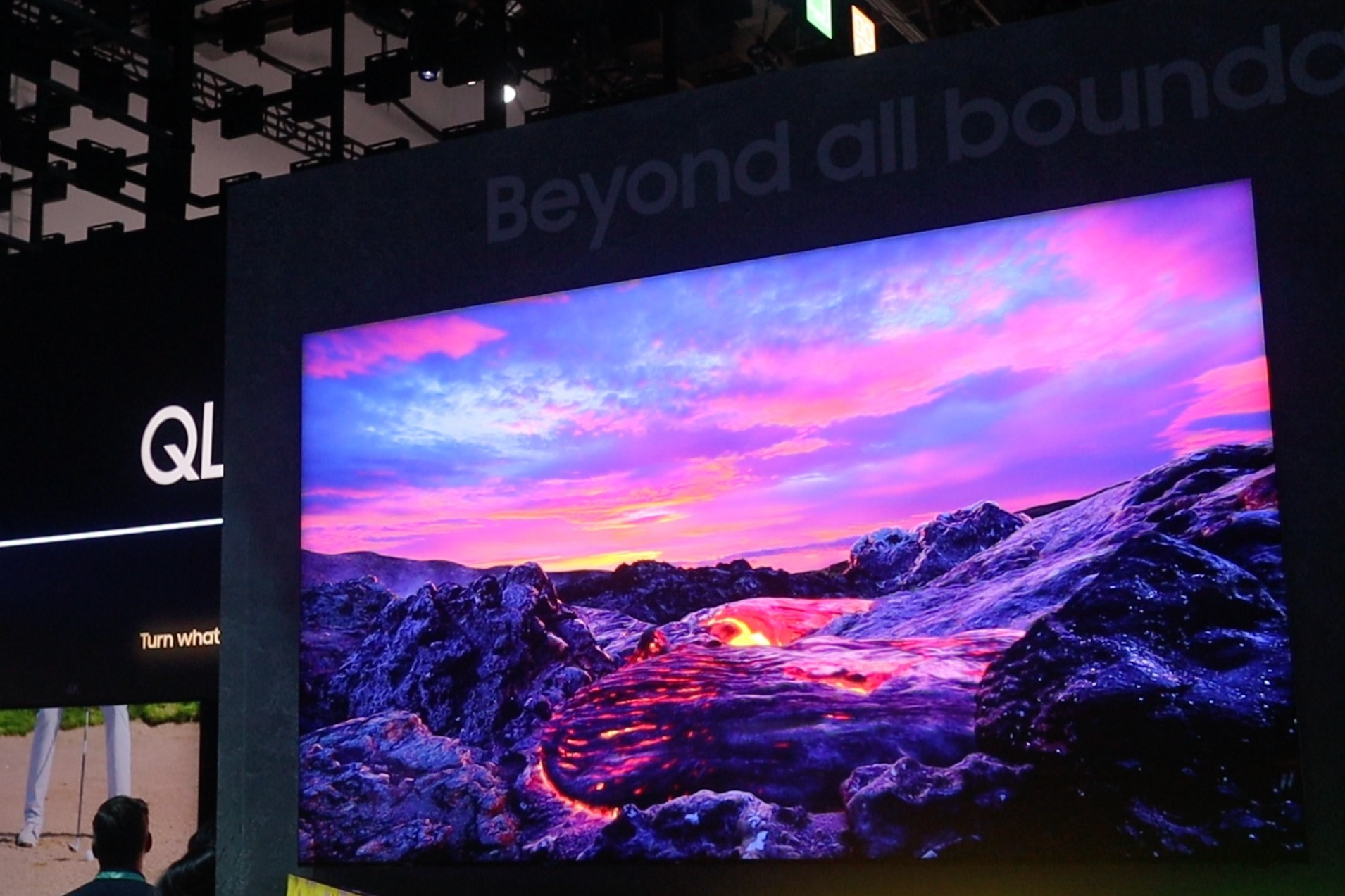 三星展台体验：QLED 8K无边框电视亮相 外观惊艳｜ CES2020