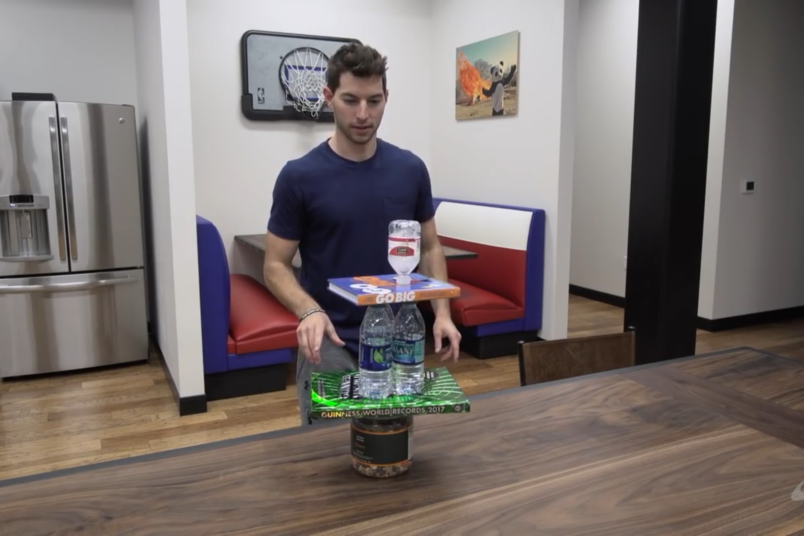 小伙玩出新高度,除了风靡全球的扔水瓶挑战,还扔各种东西