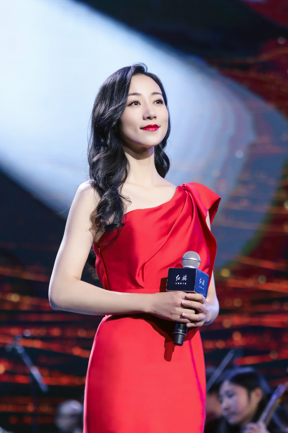 韩雪红色长裙亮相气质出众 诠释别样魅力明艳动人__凤凰网
