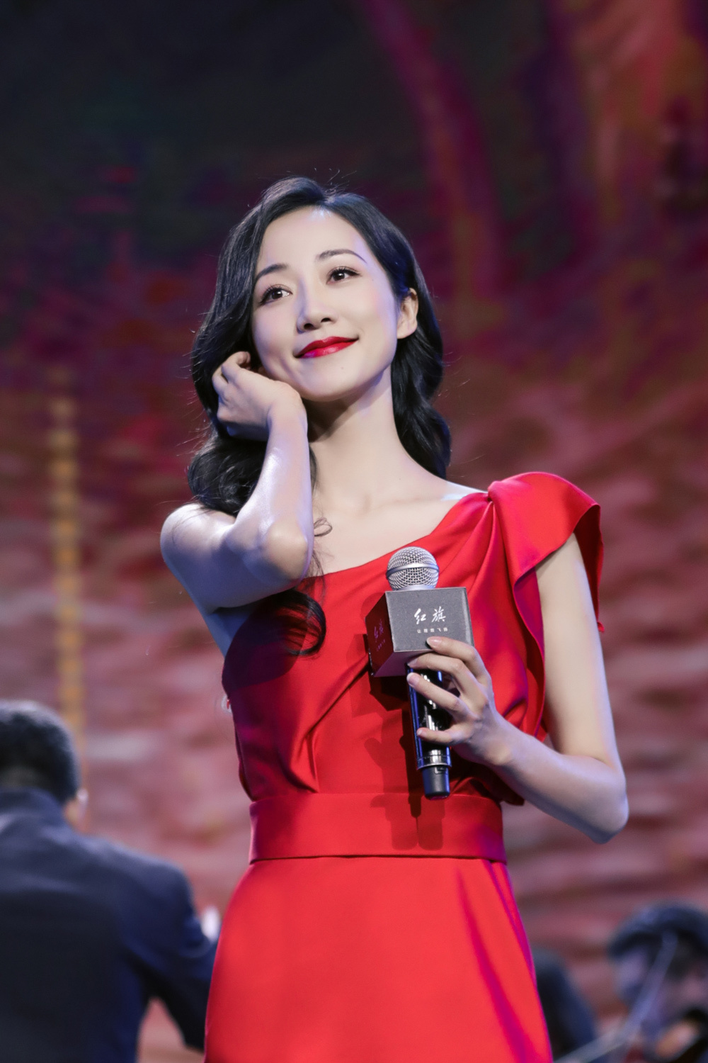 韩雪红色长裙亮相气质出众 诠释别样魅力明艳动人__凤凰网