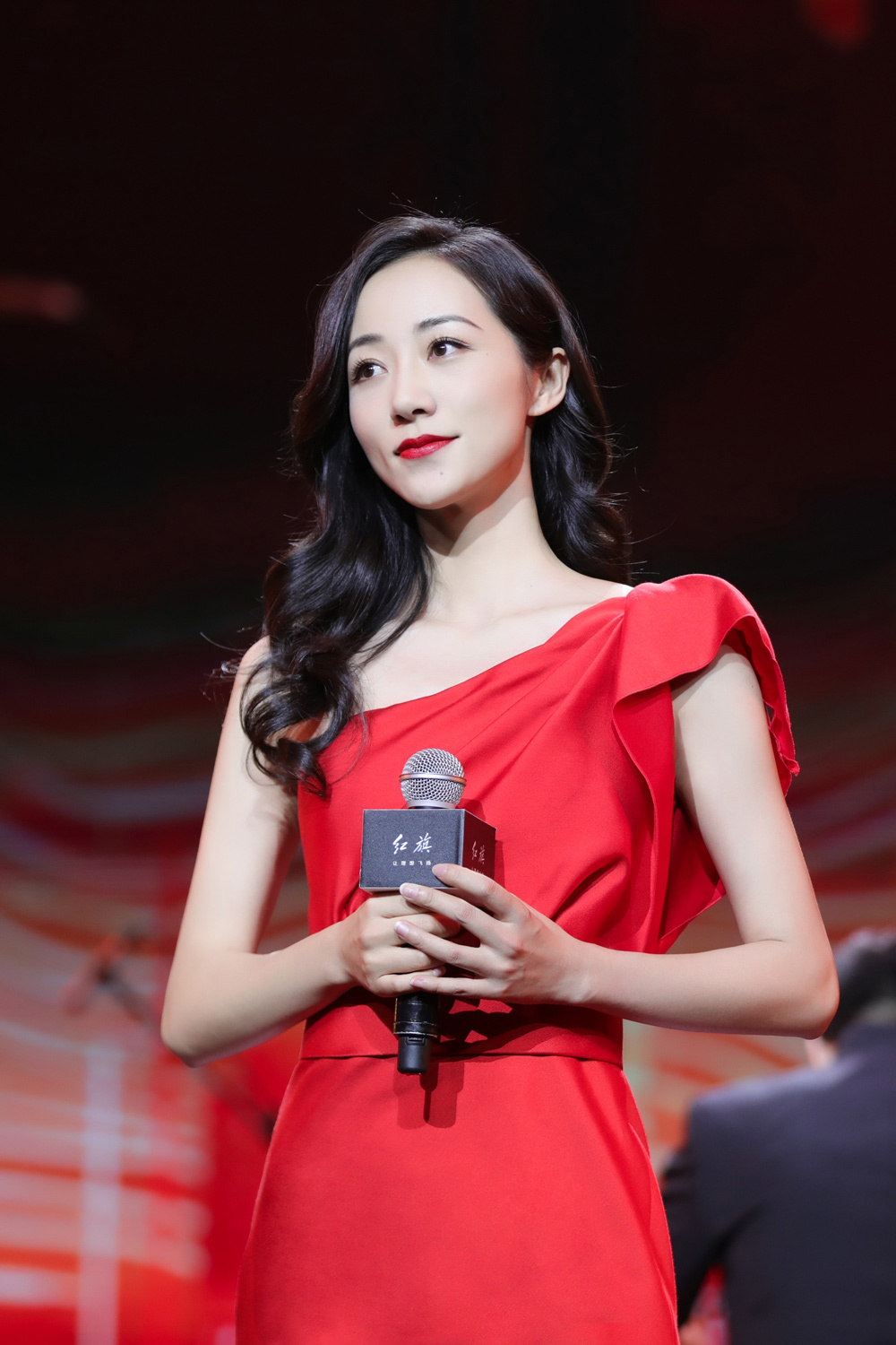 韩雪红色长裙亮相气质出众诠释别样魅力明艳动人