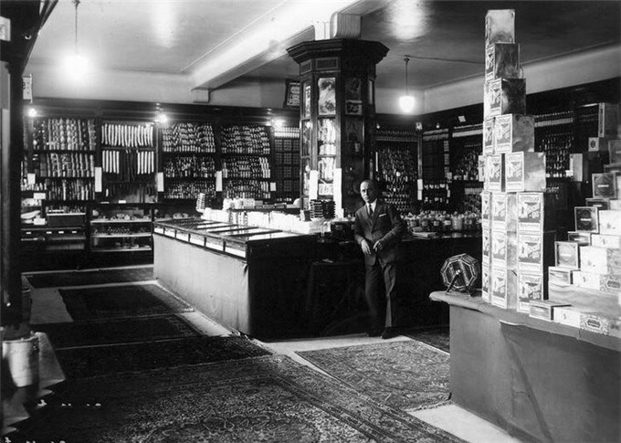 老照片丨20世纪初期，俄罗斯人在我国哈尔滨开的百货商店-BB姬