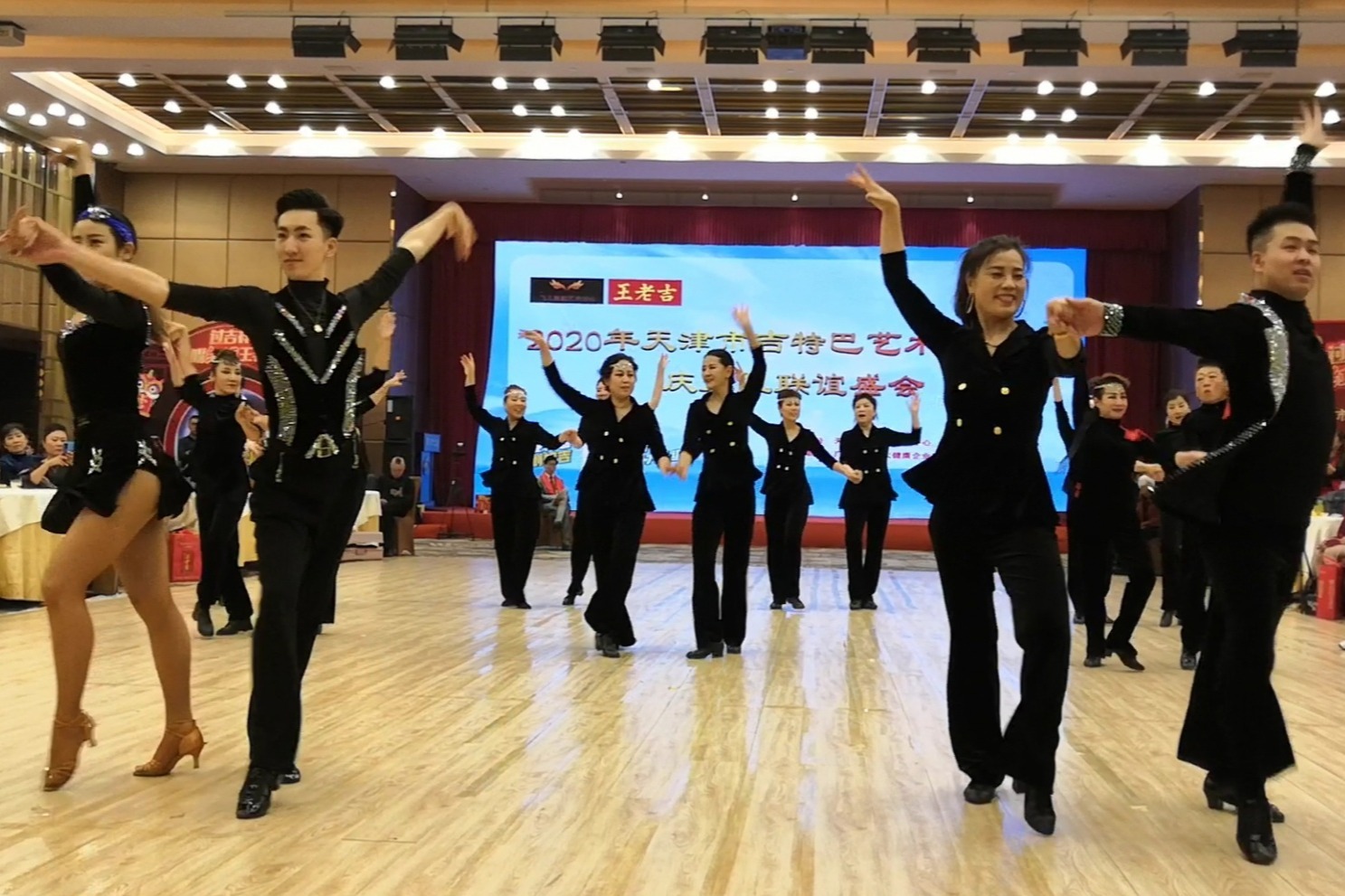 果果吉特巴基础套路表演，动作简单好学，可以一学