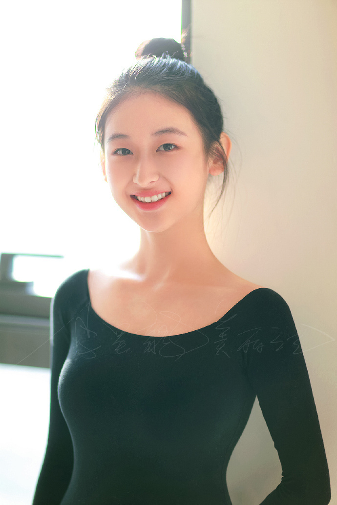 2020表演方向艺考生甜美的笑容身材超级棒