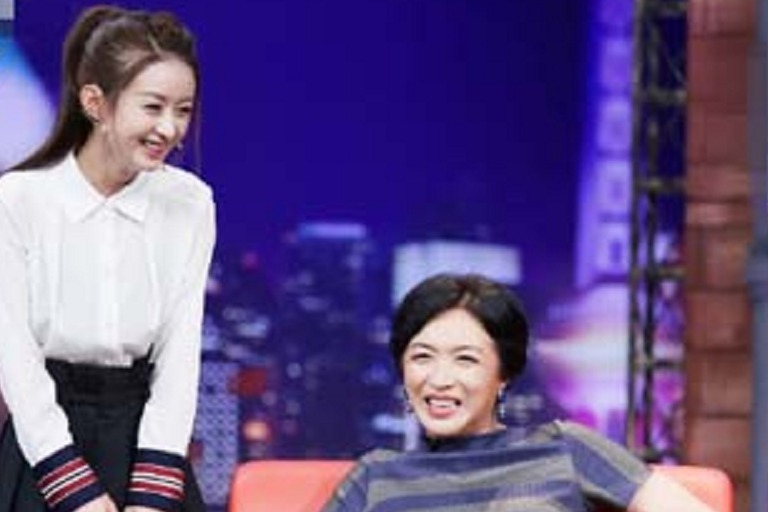 金星问赵丽颖：户口还在农村？赵丽颖三字回怼，网友：情商真高