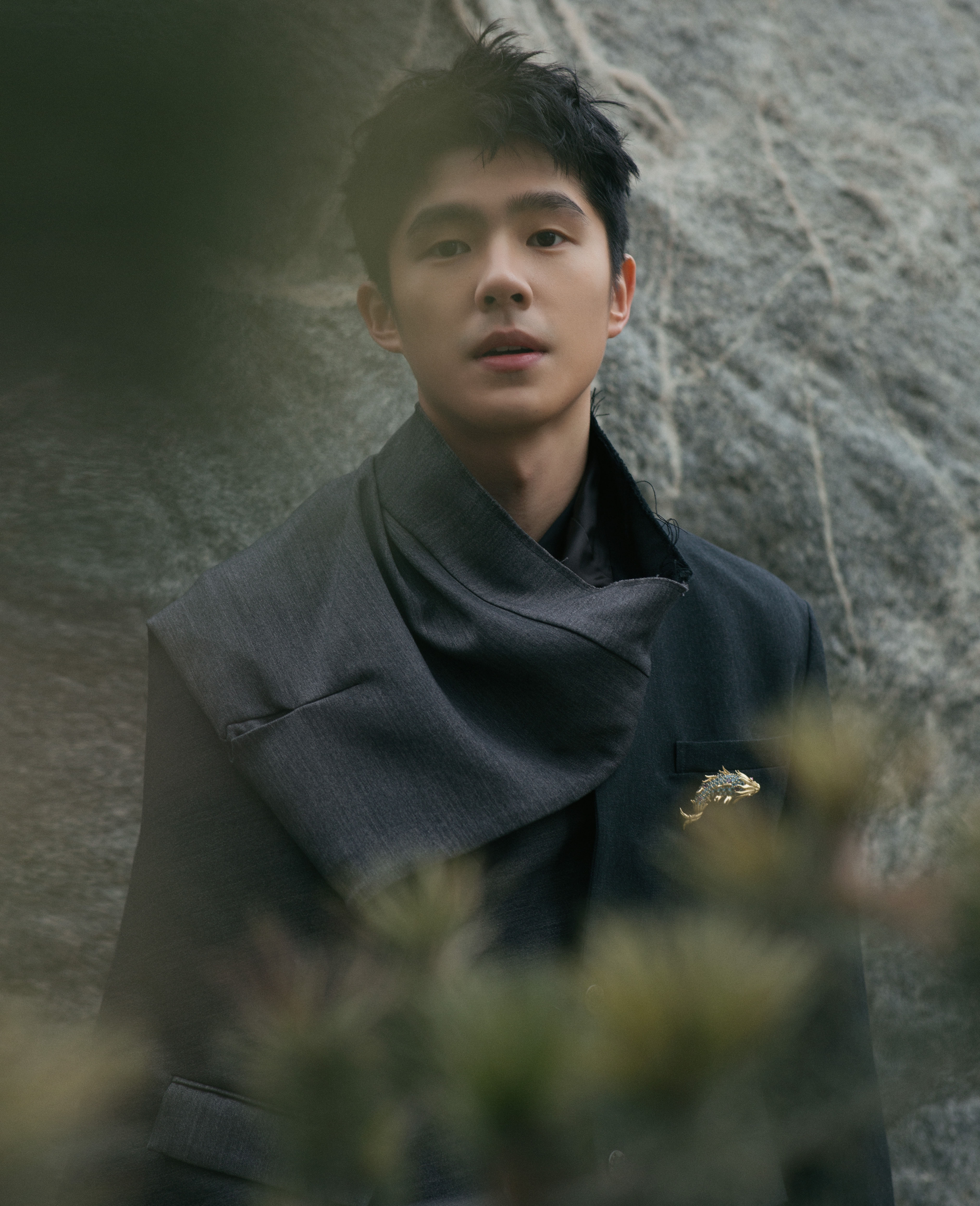 刘昊然走红毯西装当围脖 获年度人气艺人奖尽显绅士风范__凤凰网