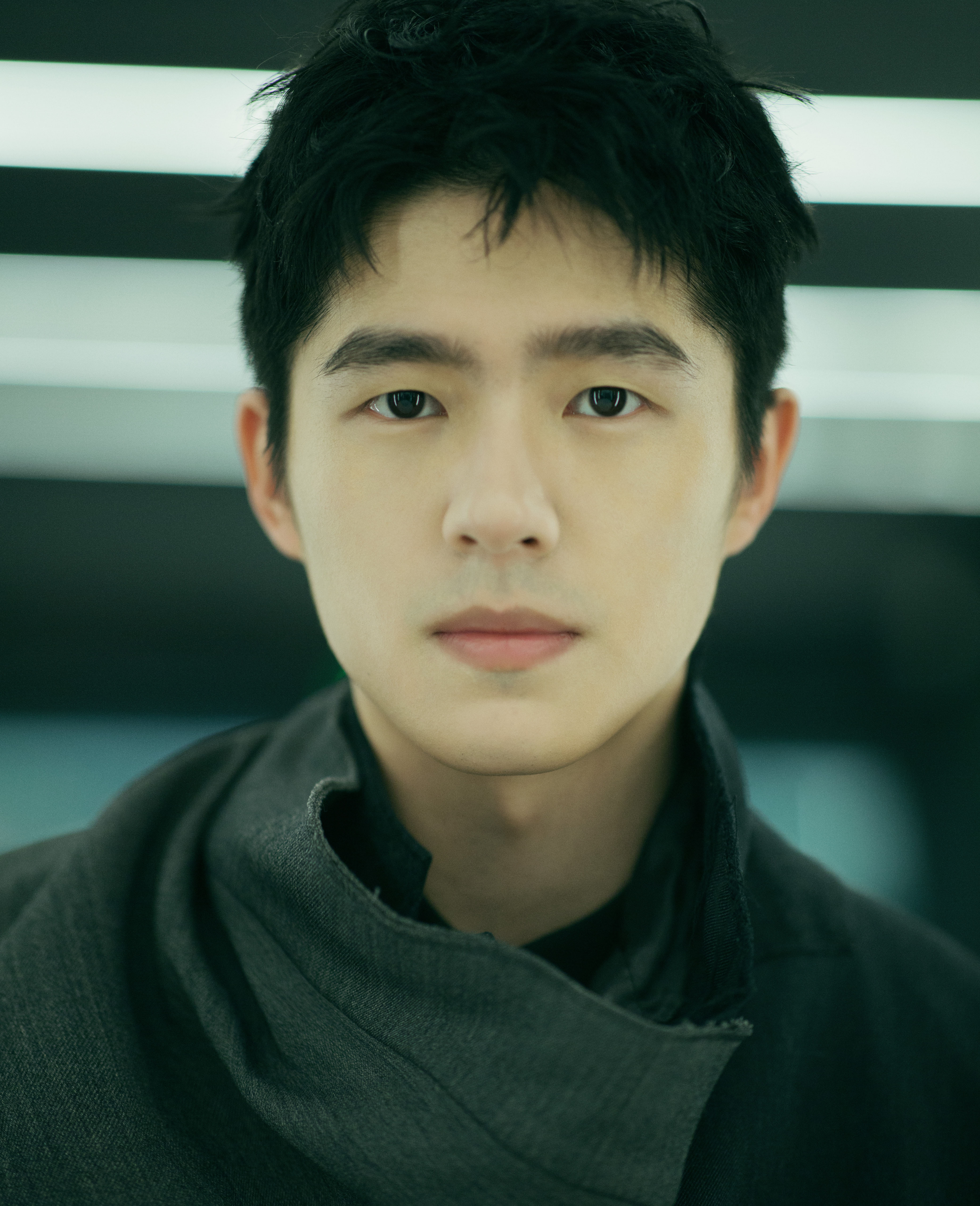 刘昊然走红毯西装当围脖 获年度人气艺人奖尽显绅士风范