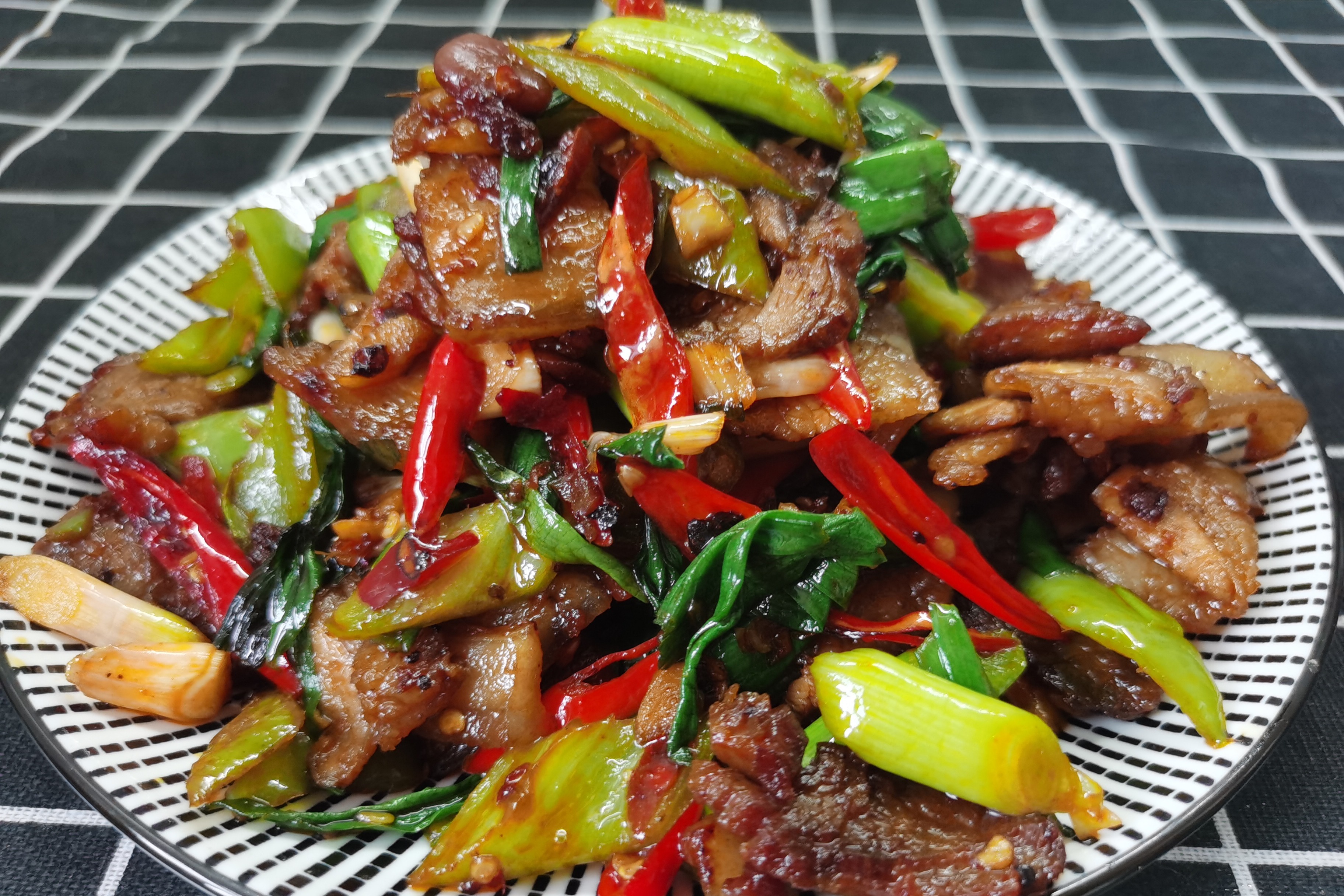 家常版回锅肉做法,一个人3碗米饭都不够吃,你还不快学习一下