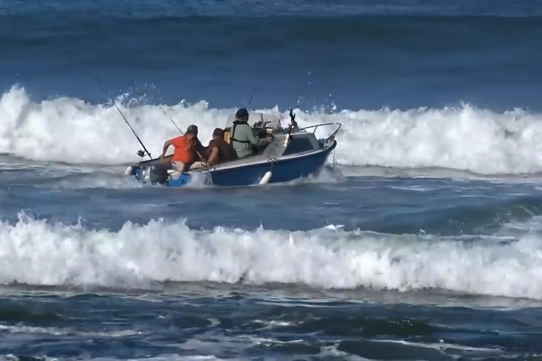 大风大浪出船钓鱼？船只左摇右摆，真替这些莽撞的钓鱼人捏把汗