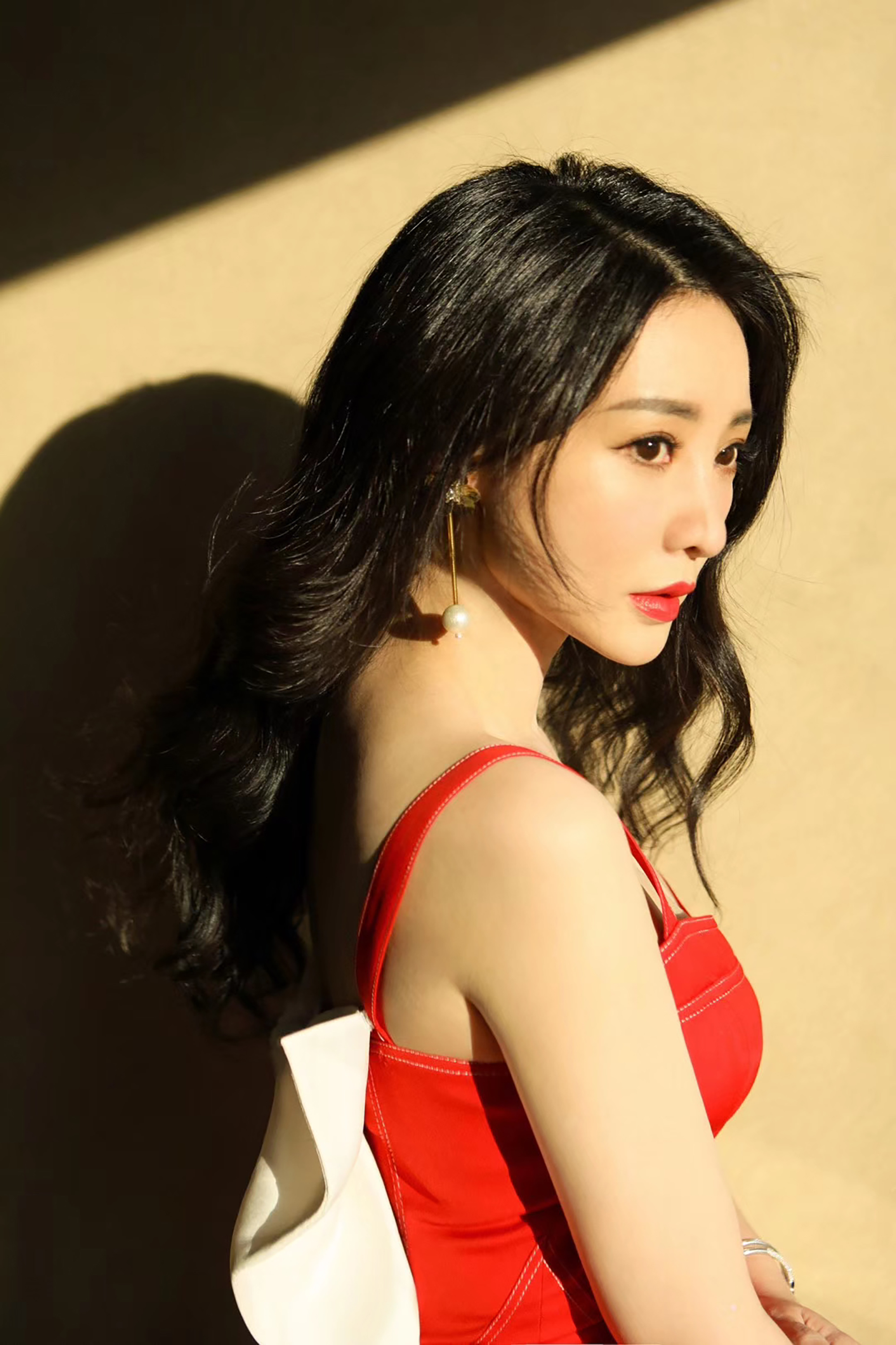 柳岩获头条盛典"年度突破演员"荣誉 红白蝴蝶结吊带长裙大胆亮眼