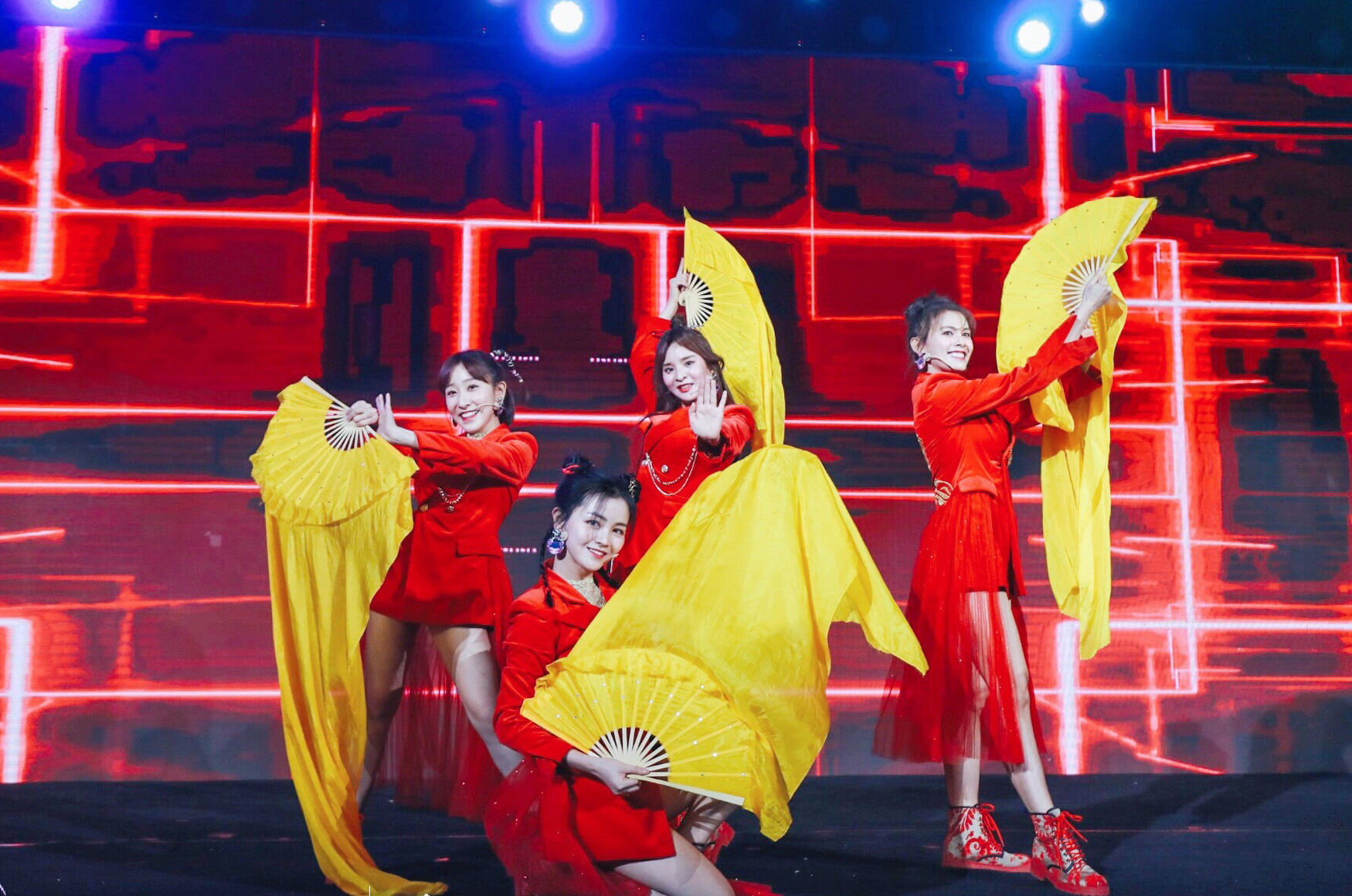 东方少女出道一年连获三大奖项 凭"国潮"成2019女团最大赢家_凤凰网