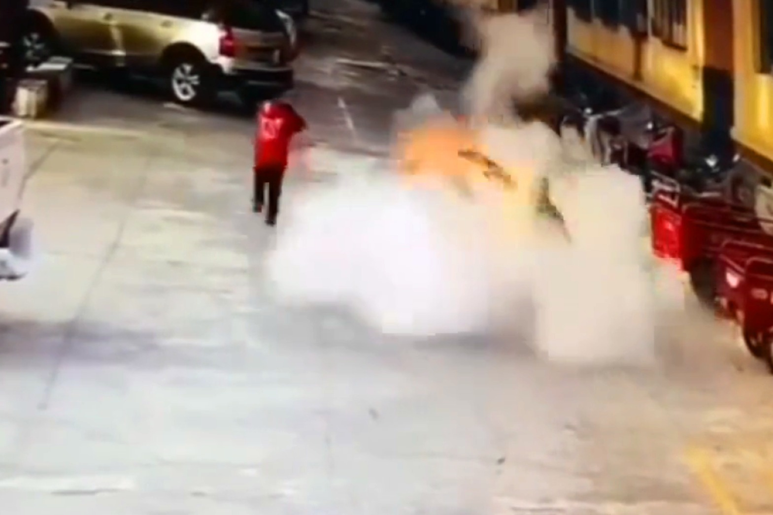 甘肃一男孩往化粪池里扔炮竹被炸伤！监拍：事发时男孩被井盖掀飞