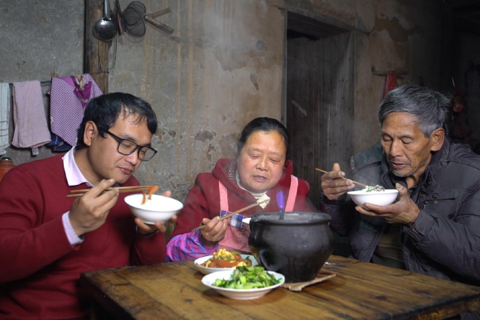 快过年了妈妈做了一锅泥鳅炖豆腐大冬天一家人坐一起吃真得劲