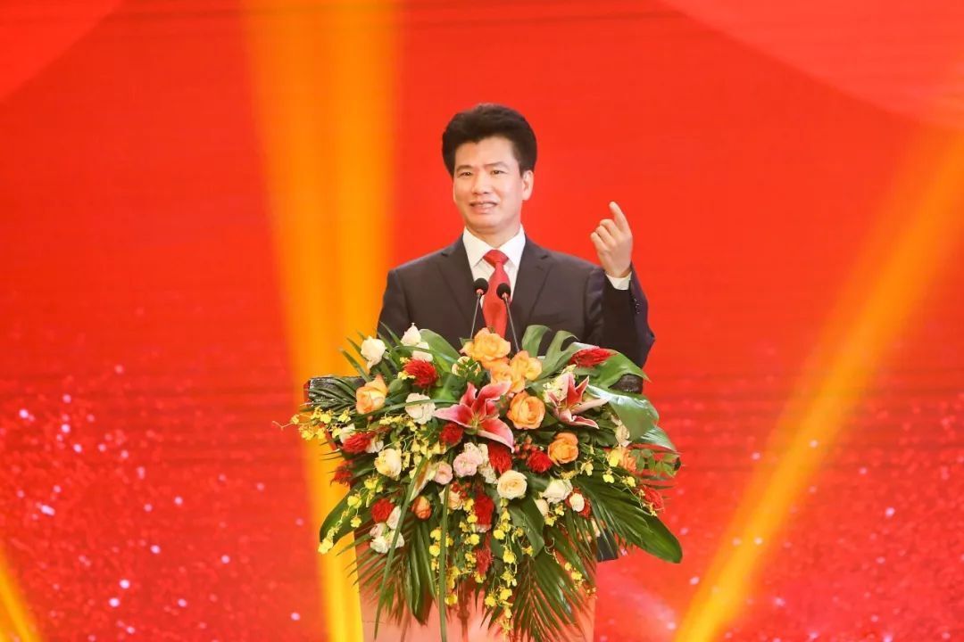 世茂补危墙            编辑:贝姐 许世坛希望能给年长他一轮的潘伟民