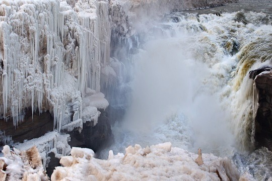 鬼斧神工,黄河壶口瀑布现冰雕奇观
