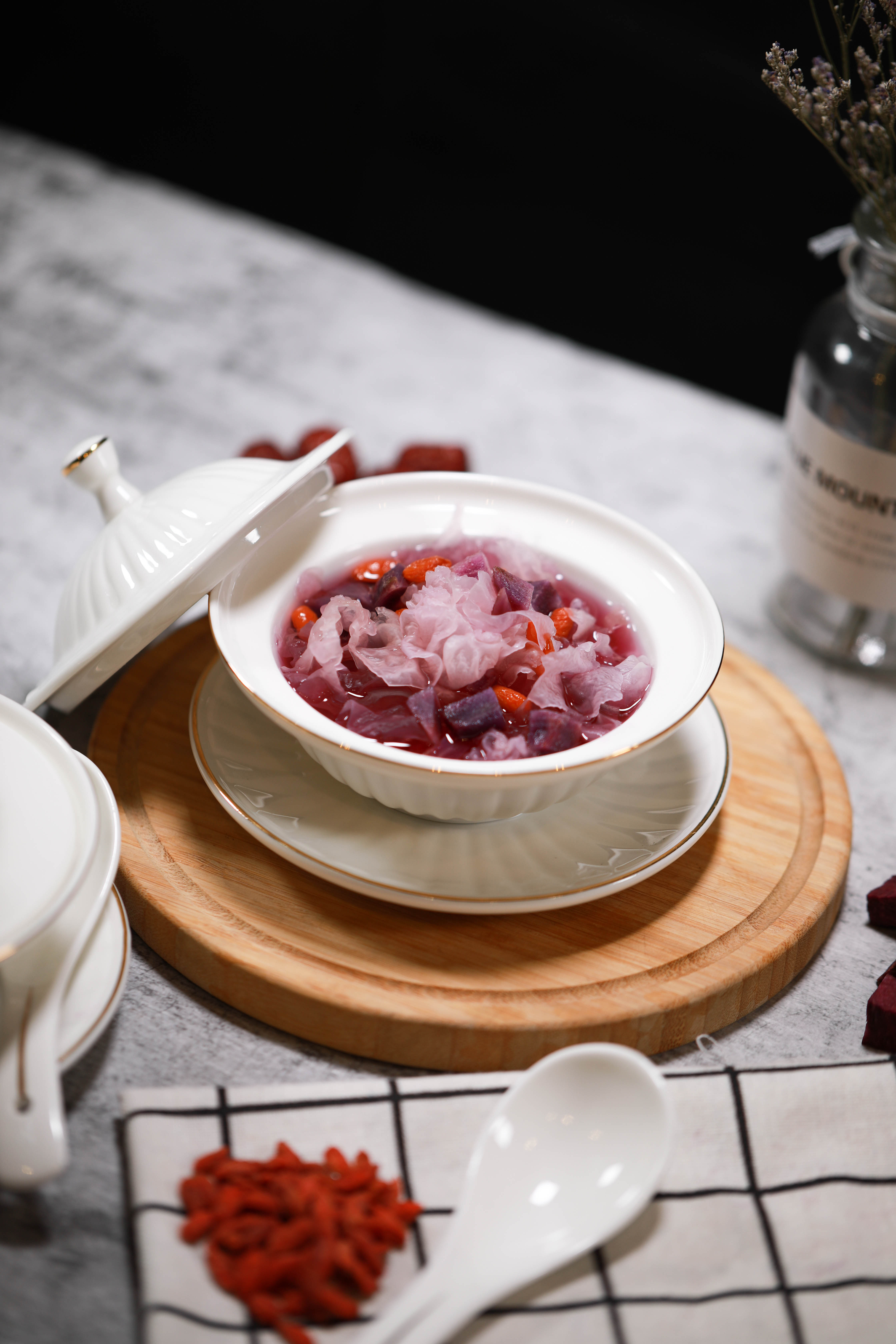 女性多吃这碗甜汤,同龄好友相见时,你会拥有满满的优越感!