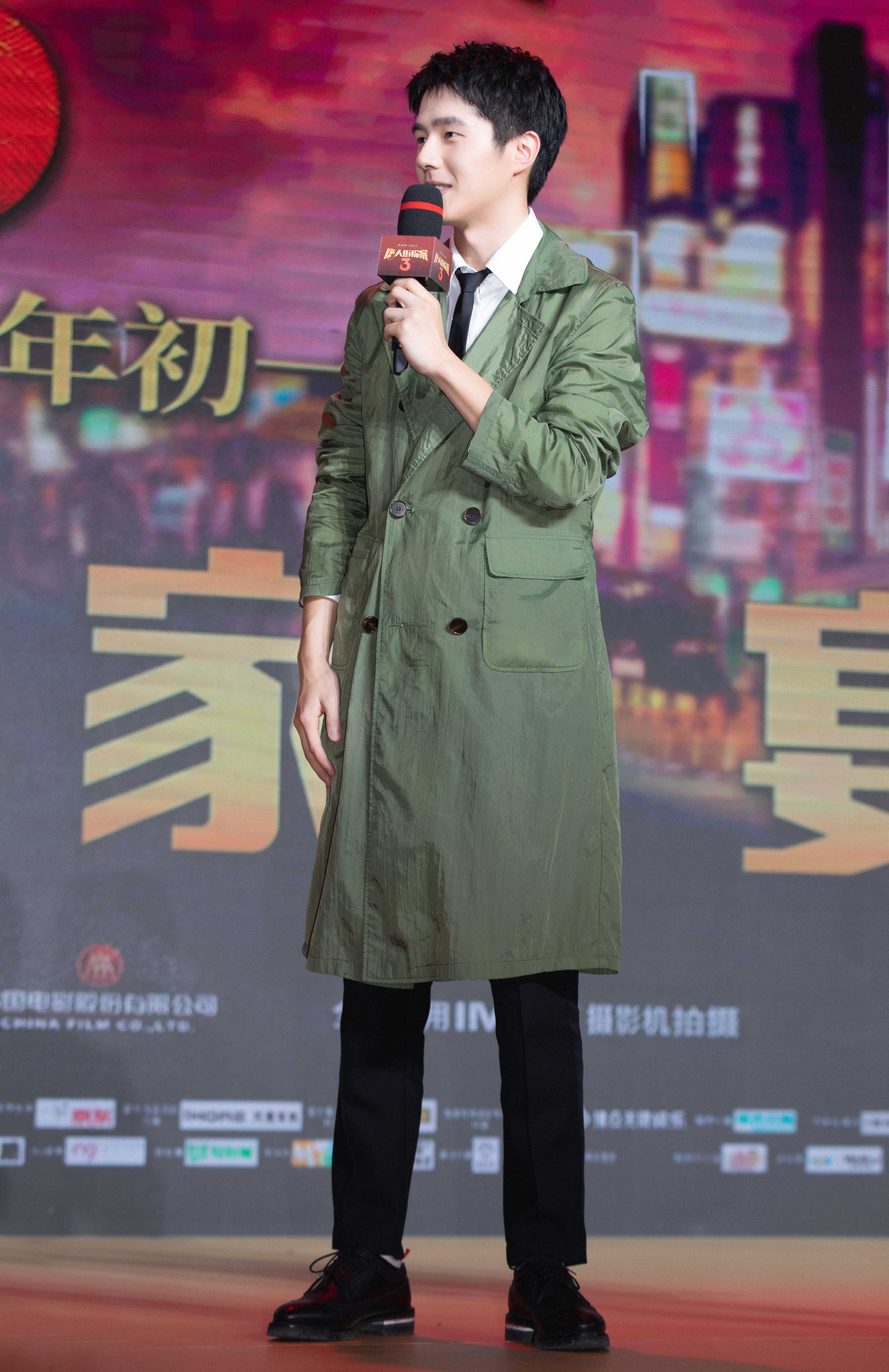 《唐探3》举办"新春家宴" 刘昊然风衣出席礼貌满分