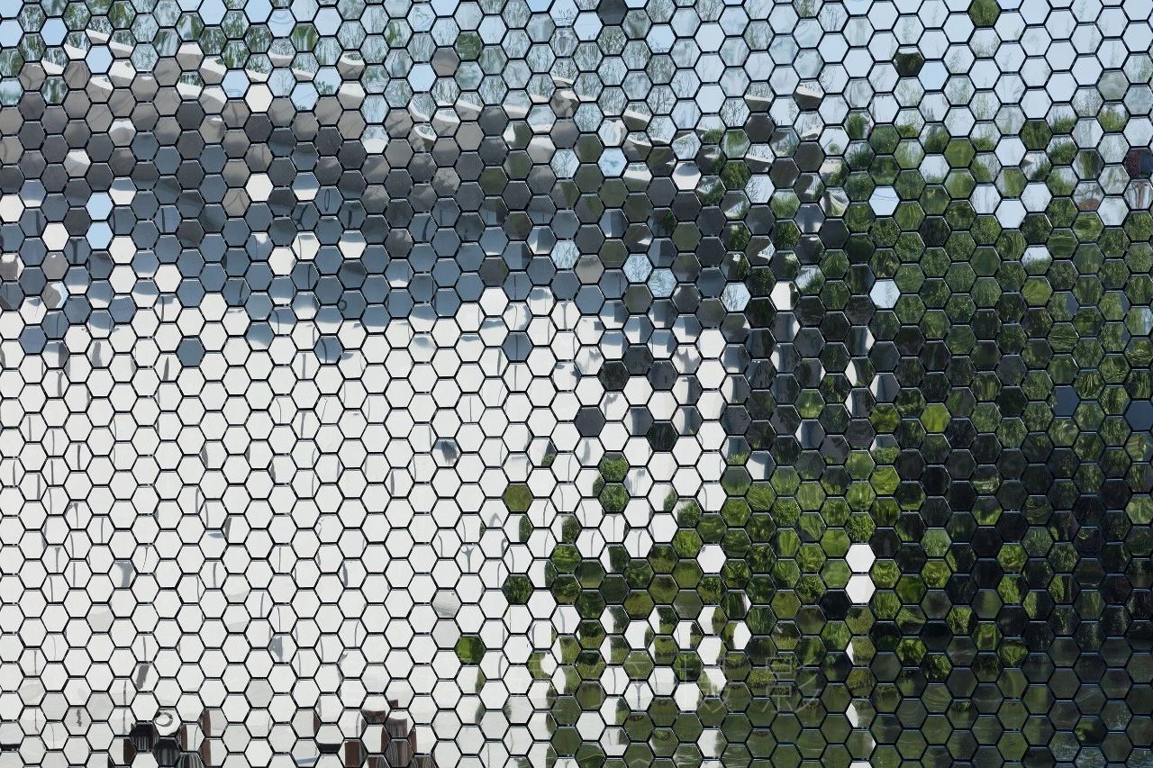 每天多彩日光, 每季缤纷树叶, 晨昏室内灯光, 都在水面和镜面幕墙上