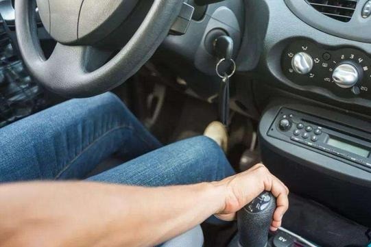 手动挡车点火到底要不要踩离合，里面学问大，老司机都这么做