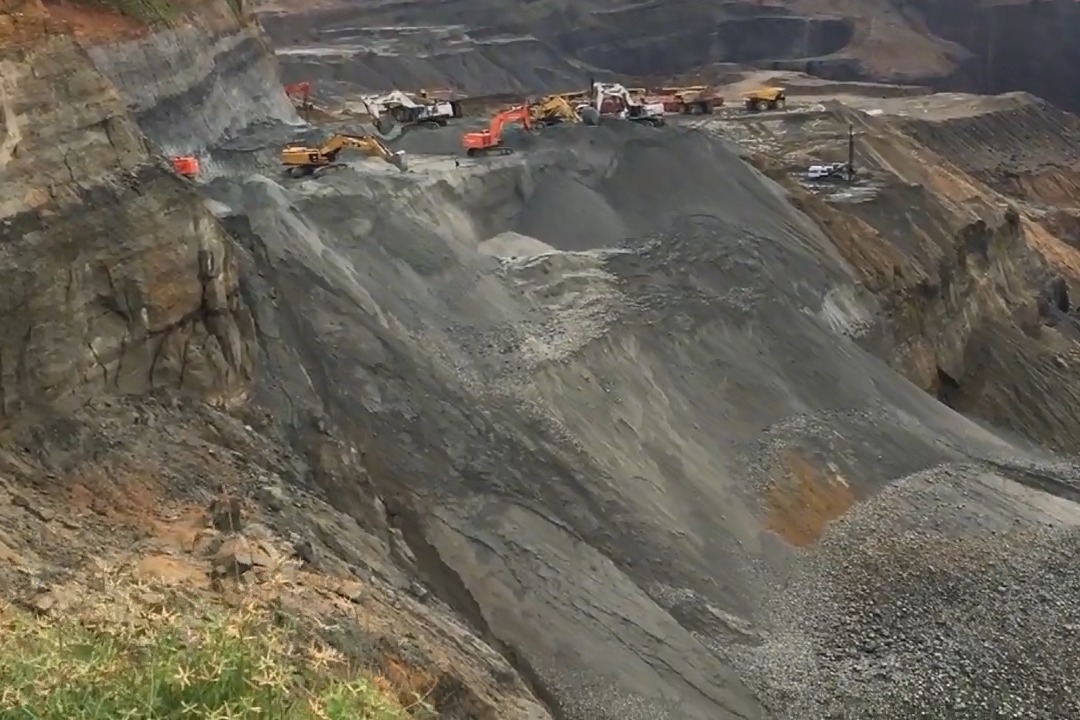 人造奇观缅甸龙肯翡翠矿区雨季过后玉矿公司已陆续开工