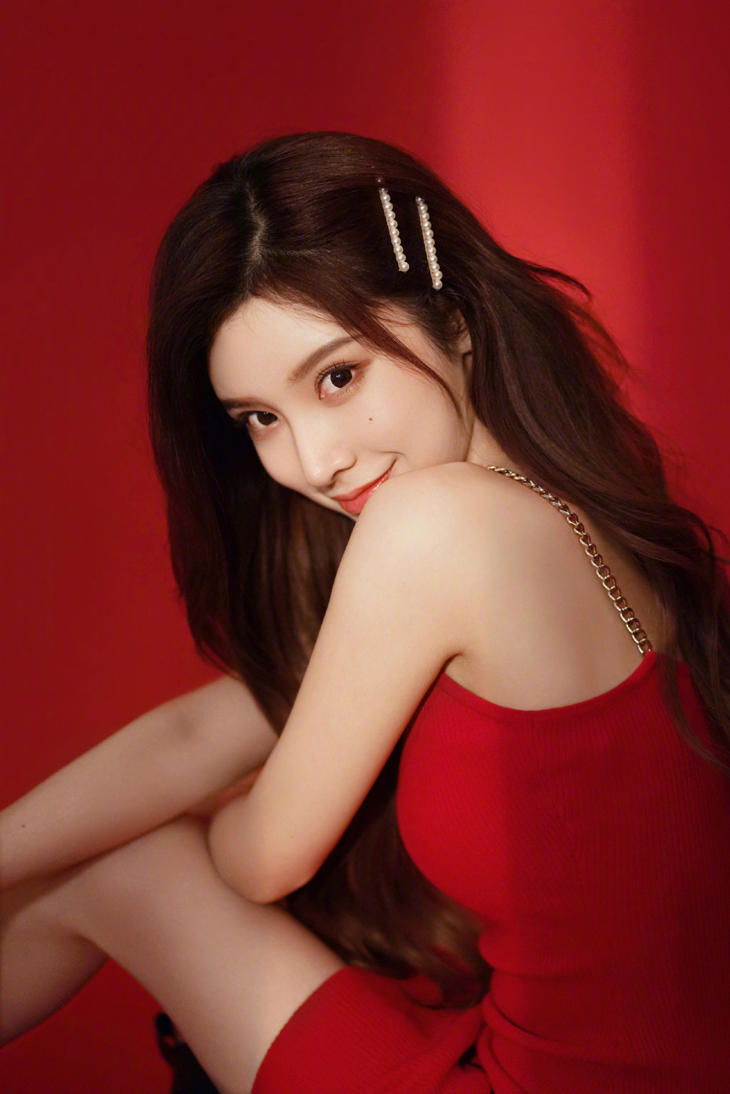 女艺人戴燕妮一袭红裙性感优雅写真__凤凰网