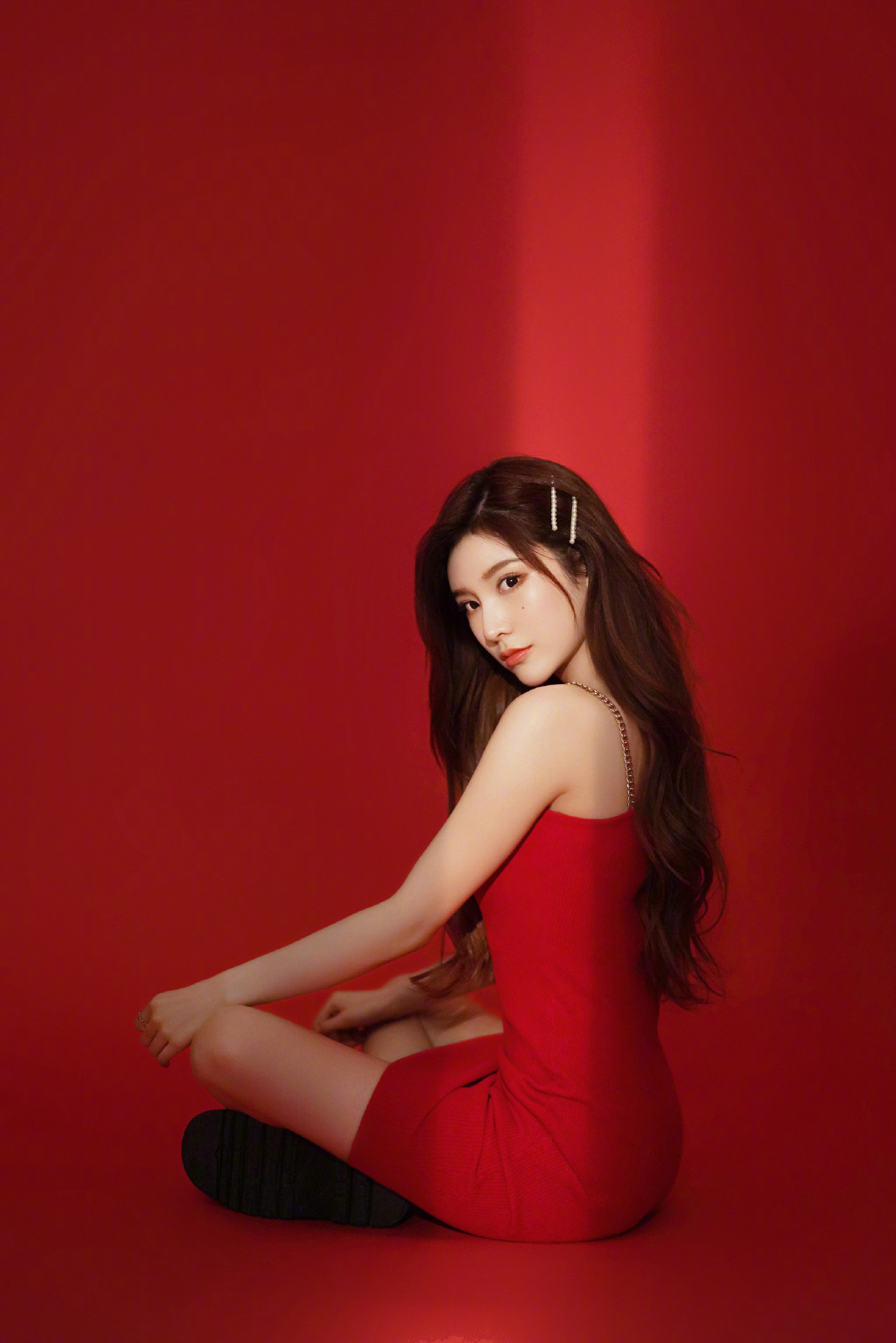 女艺人戴燕妮一袭红裙性感优雅写真__凤凰网