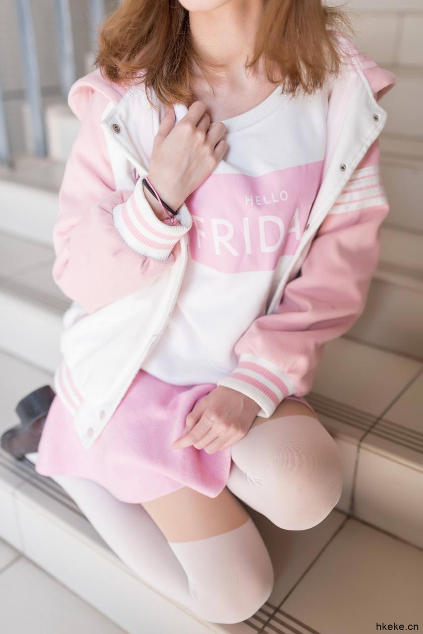 一身粉白超级可爱美少女白丝在阶梯大秀绝对领域虎可可