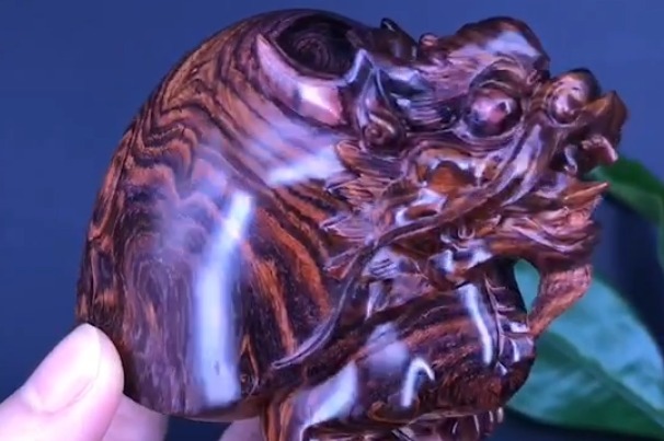 龙龟雕刻，方寸之间的极致技艺，鬼脸、瘤疤纹理兼具的海南黄花梨