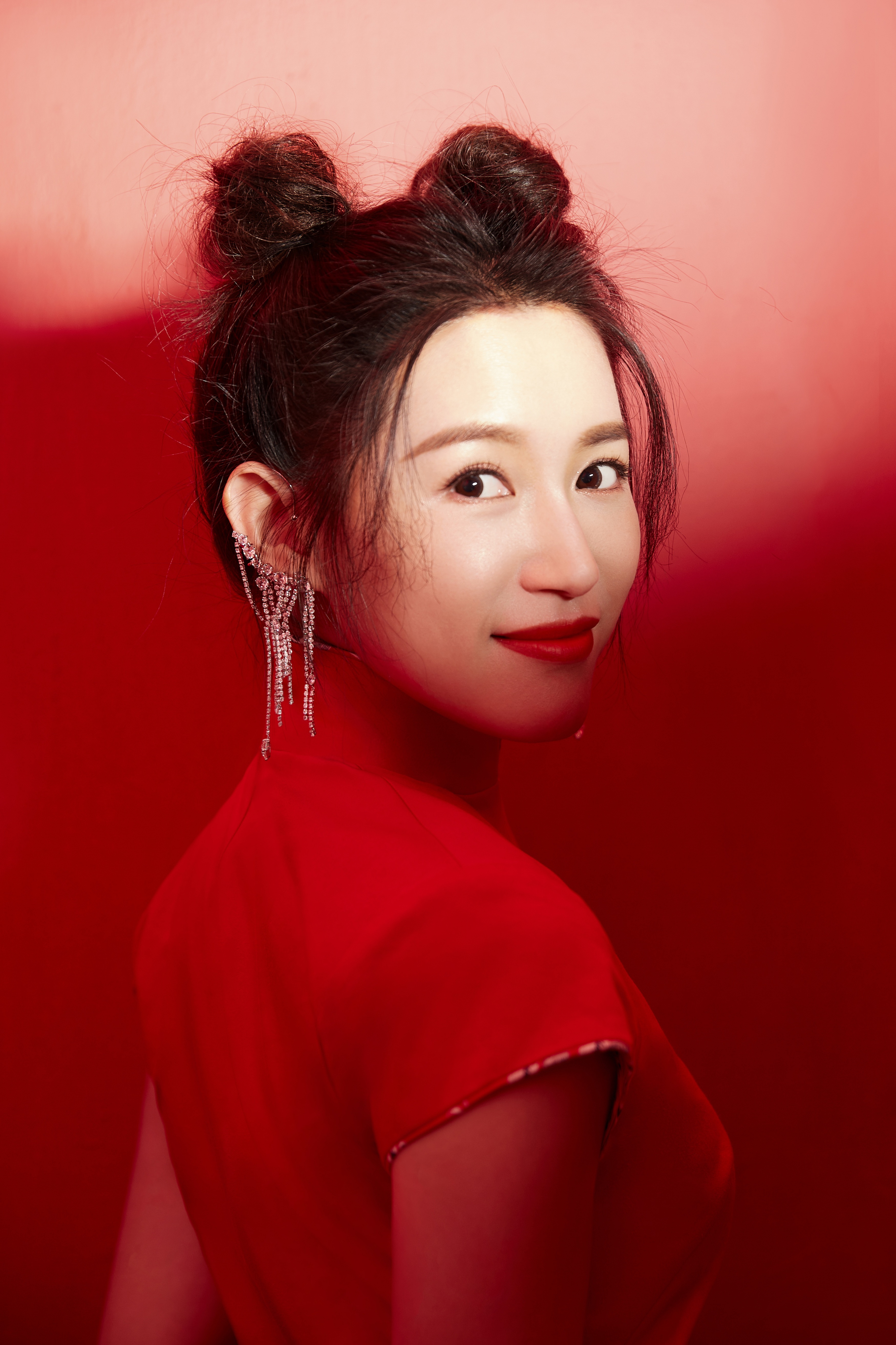 苏青红色旗袍尽显东方韵味 米奇老鼠头吸睛