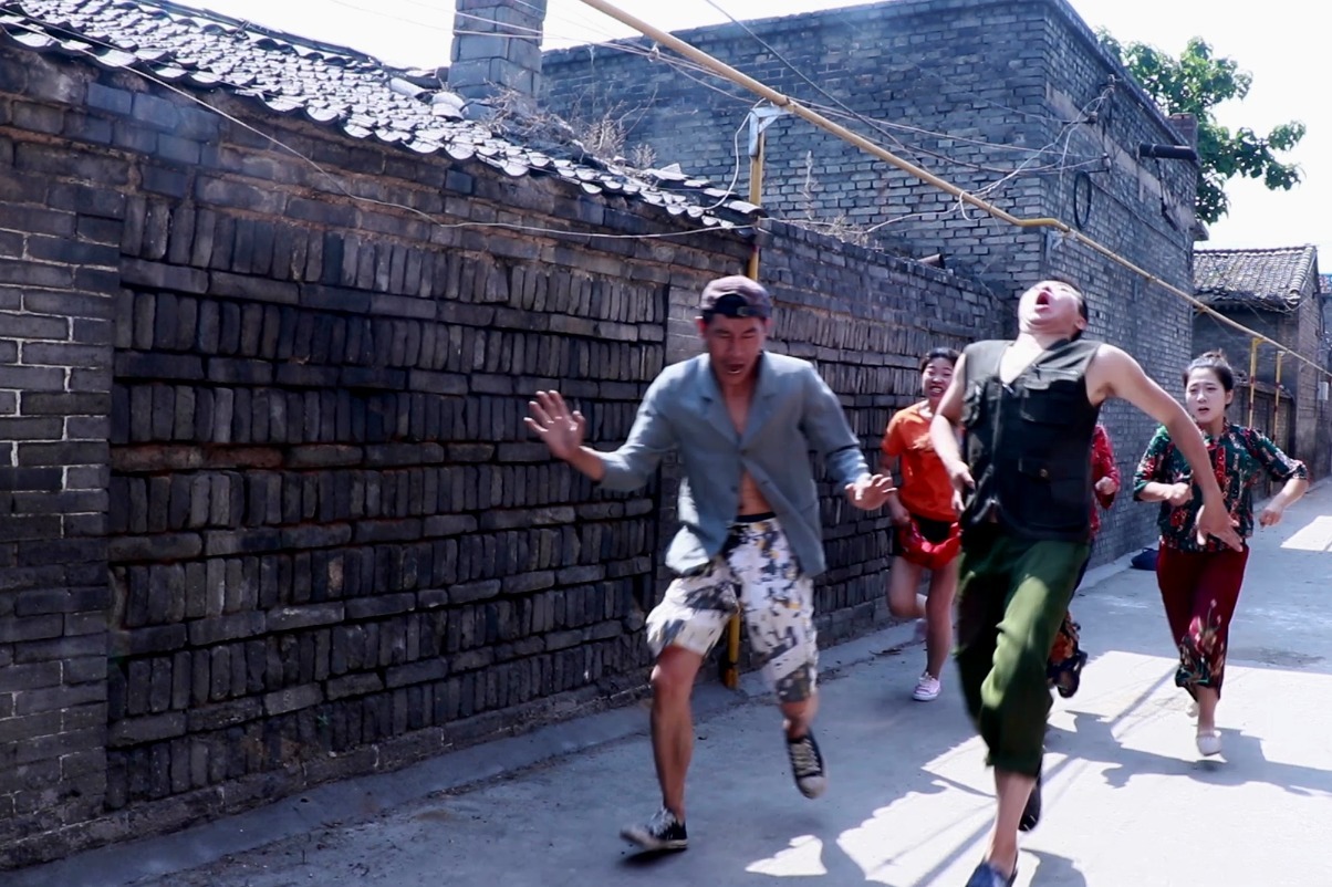 搞笑剧：俩二货散步被美女抢包，一个电话竟让她们立马回头，真逗