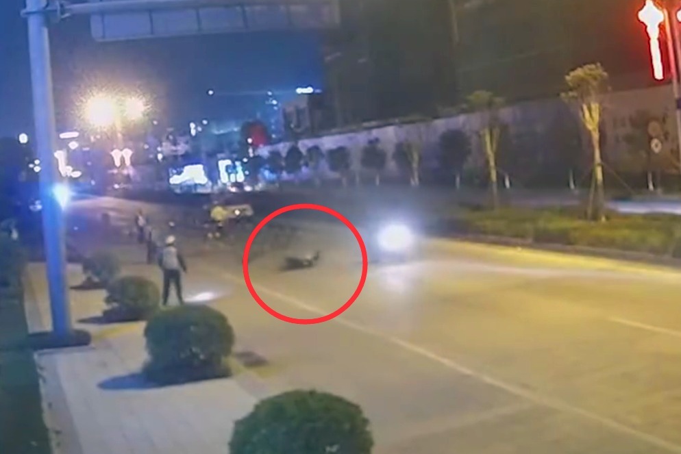 广东一“00后”驾无牌摩托车强行冲卡后撞飞辅警 涉事男子已到案