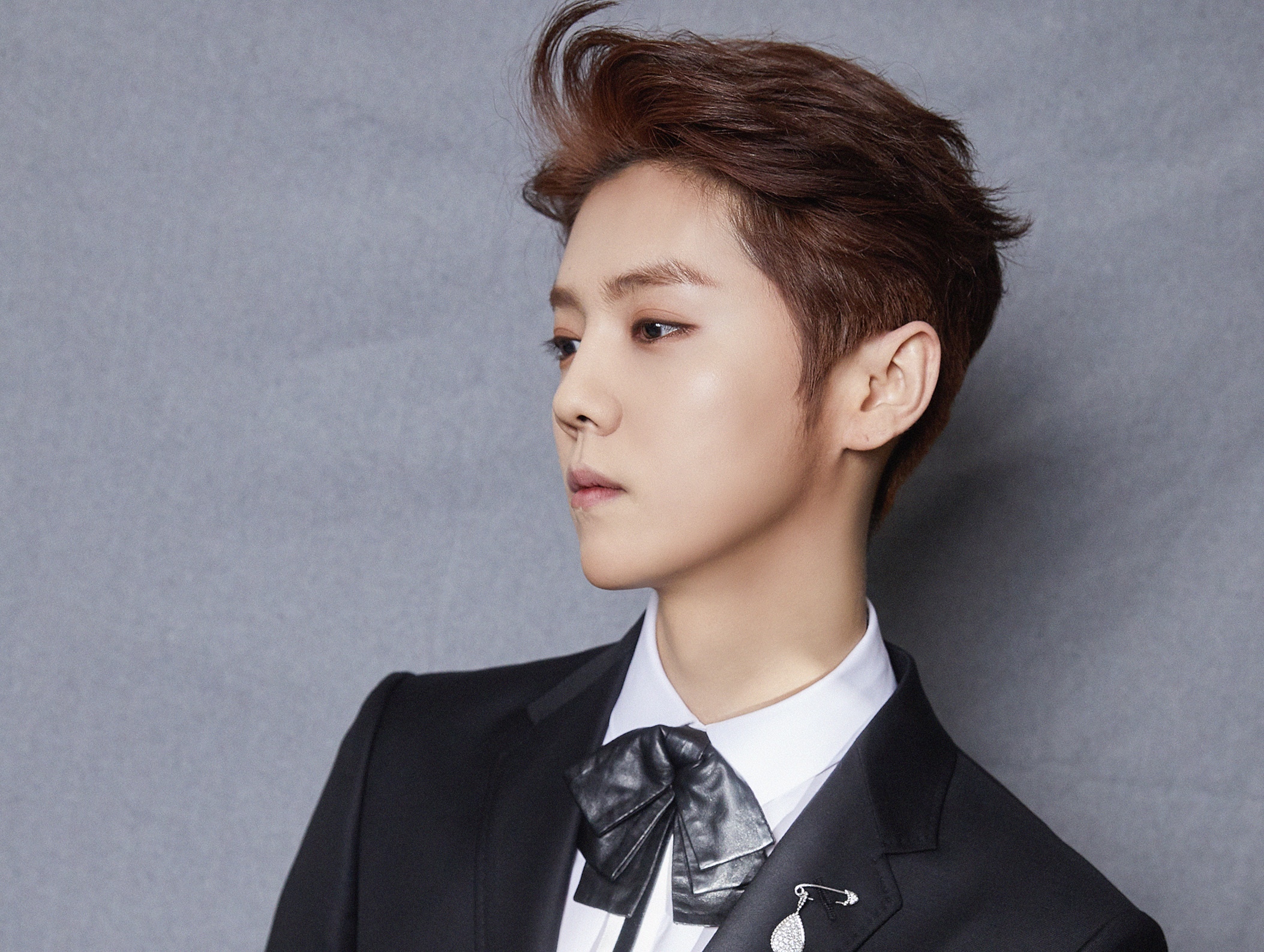 鹿晗黑西装白衬衫出席时尚活动 复古造型展多面魅力