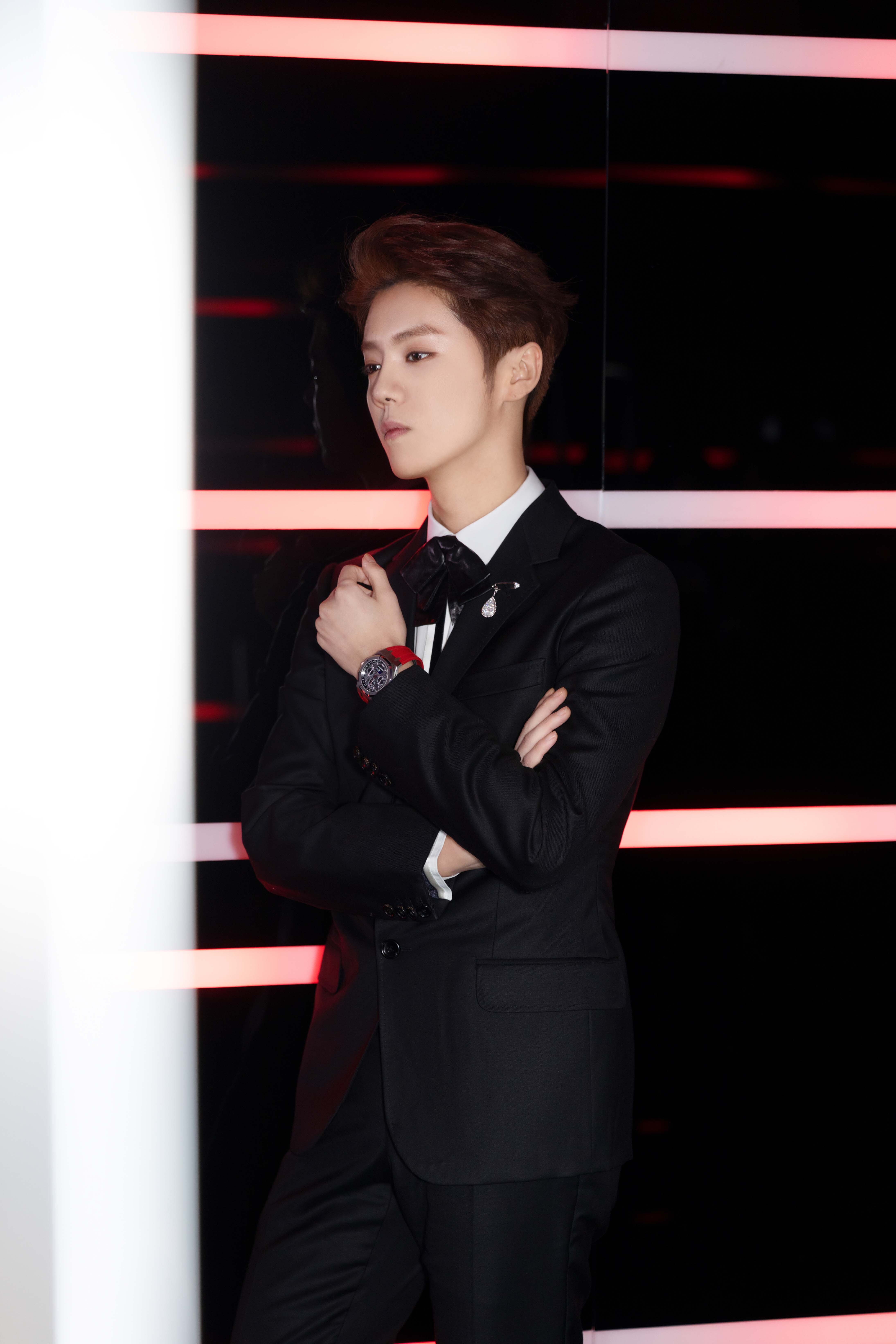 鹿晗黑西装白衬衫出席时尚活动 复古造型展多面魅力__凤凰网