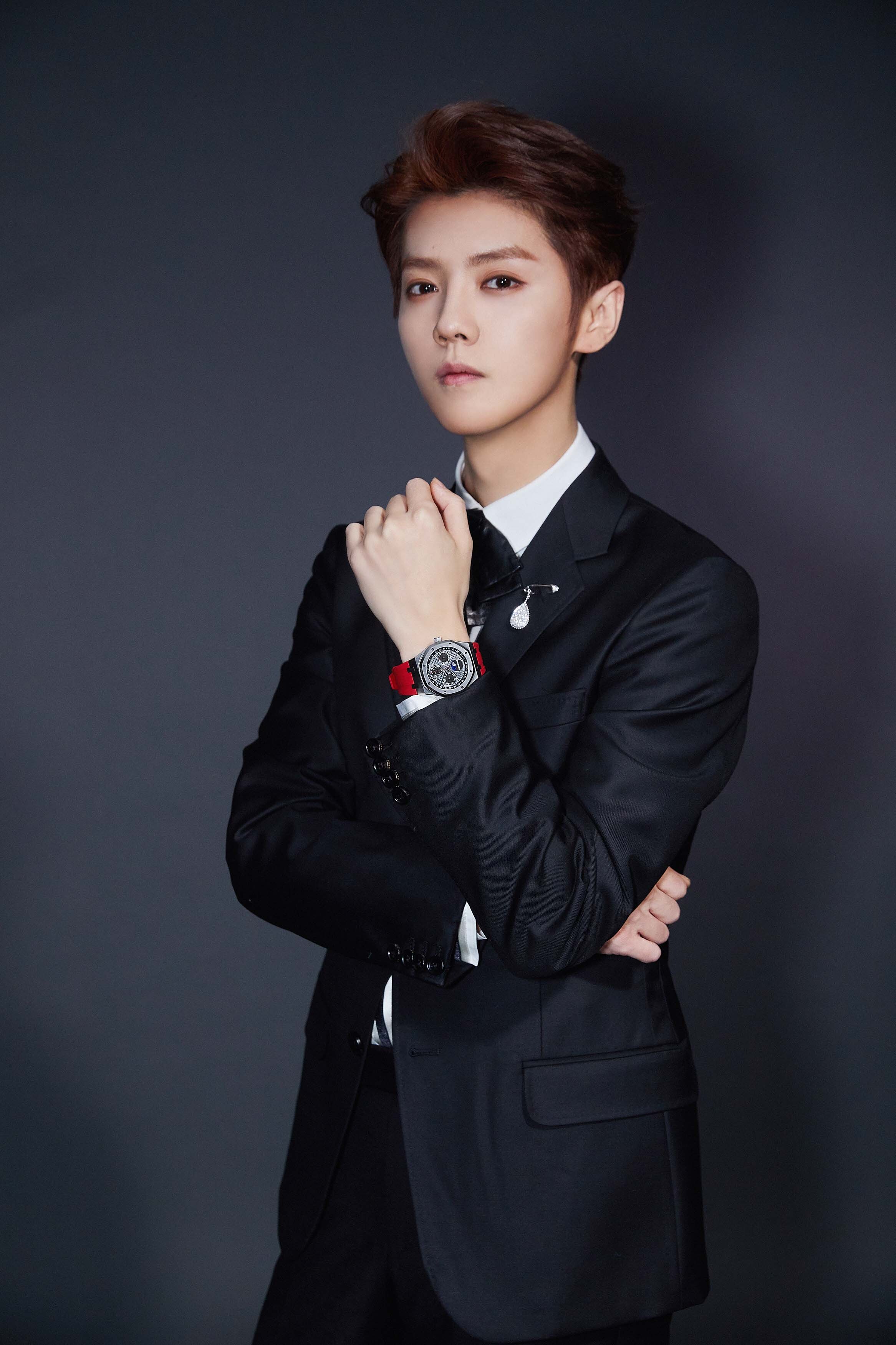 鹿晗黑西装白衬衫出席时尚活动 复古造型展多面魅力