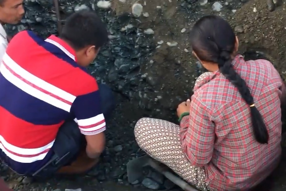 缅甸莫西沙挖玉现场：山脚下的挖玉人，挖一天不一定有收获！