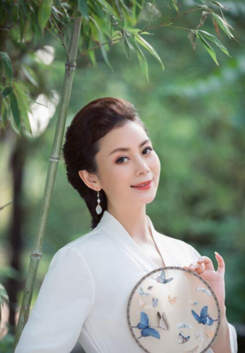 朱军50岁妻子近照曝光妆容精致优雅端庄气质好