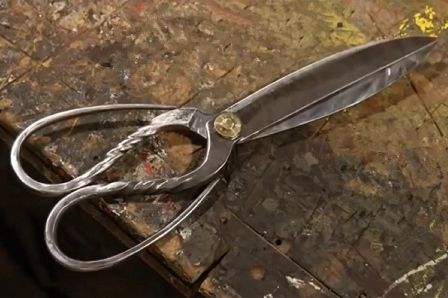 废旧汽车钢板弹簧改造做成巨型剪刀,这动手能力真厉害!