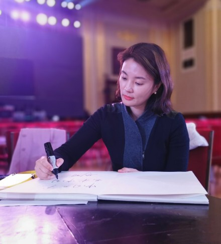 央视主持人刘芳菲近照曝光,知性端庄优雅得体
