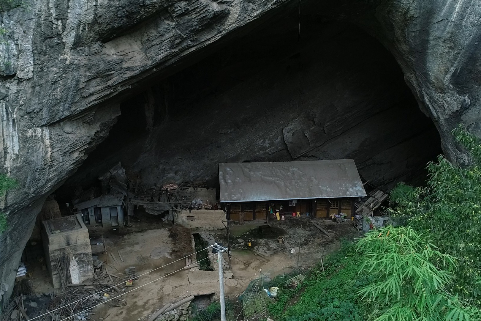 贵州大山发现一天然山洞，洞中住着一户人家，养鸡酿酒自得其乐