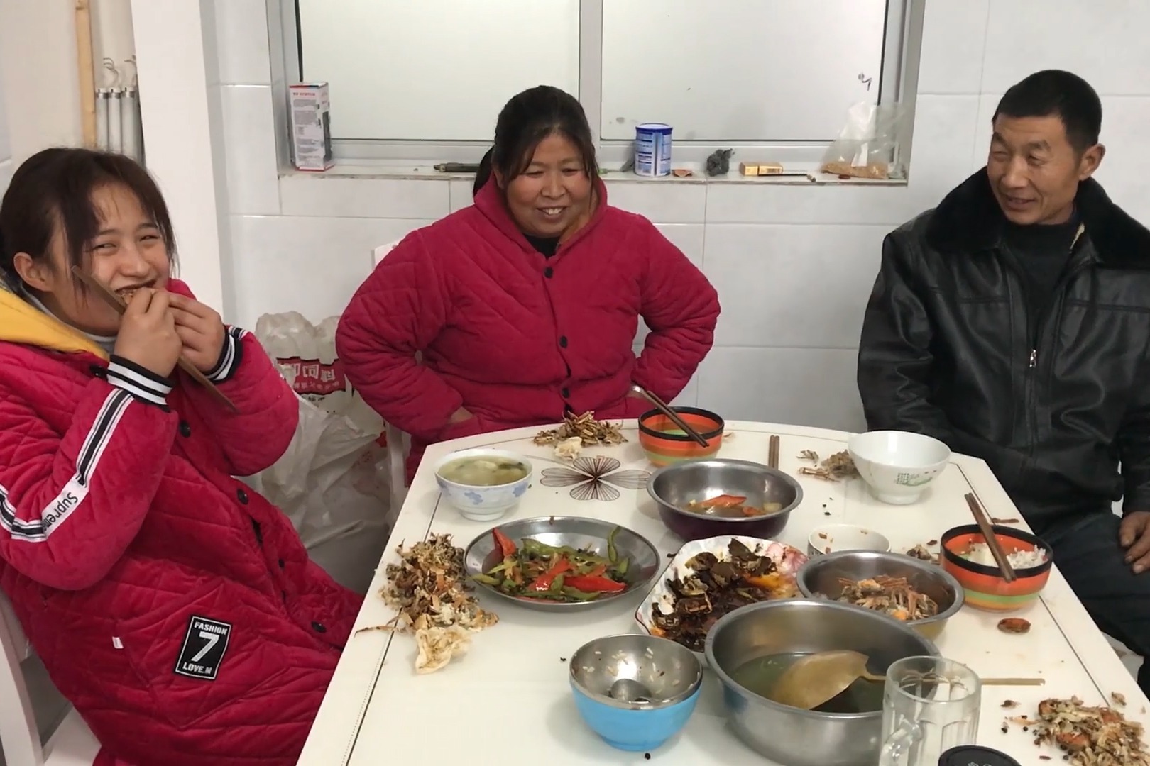 农村婆婆和儿媳妇同住，亲家来做客，看婆婆做啥吃的来招待_凤凰网视频_凤凰网