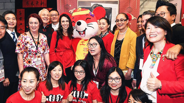 新西兰华人举行贺鼠年新春活动 新西兰总理一袭红装出席